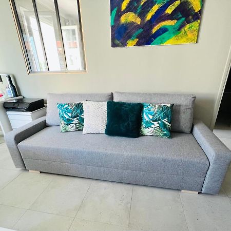 Cozy West Side Balcony Flat: Airport & Beach Proximity Apartment Nice Exterior photo