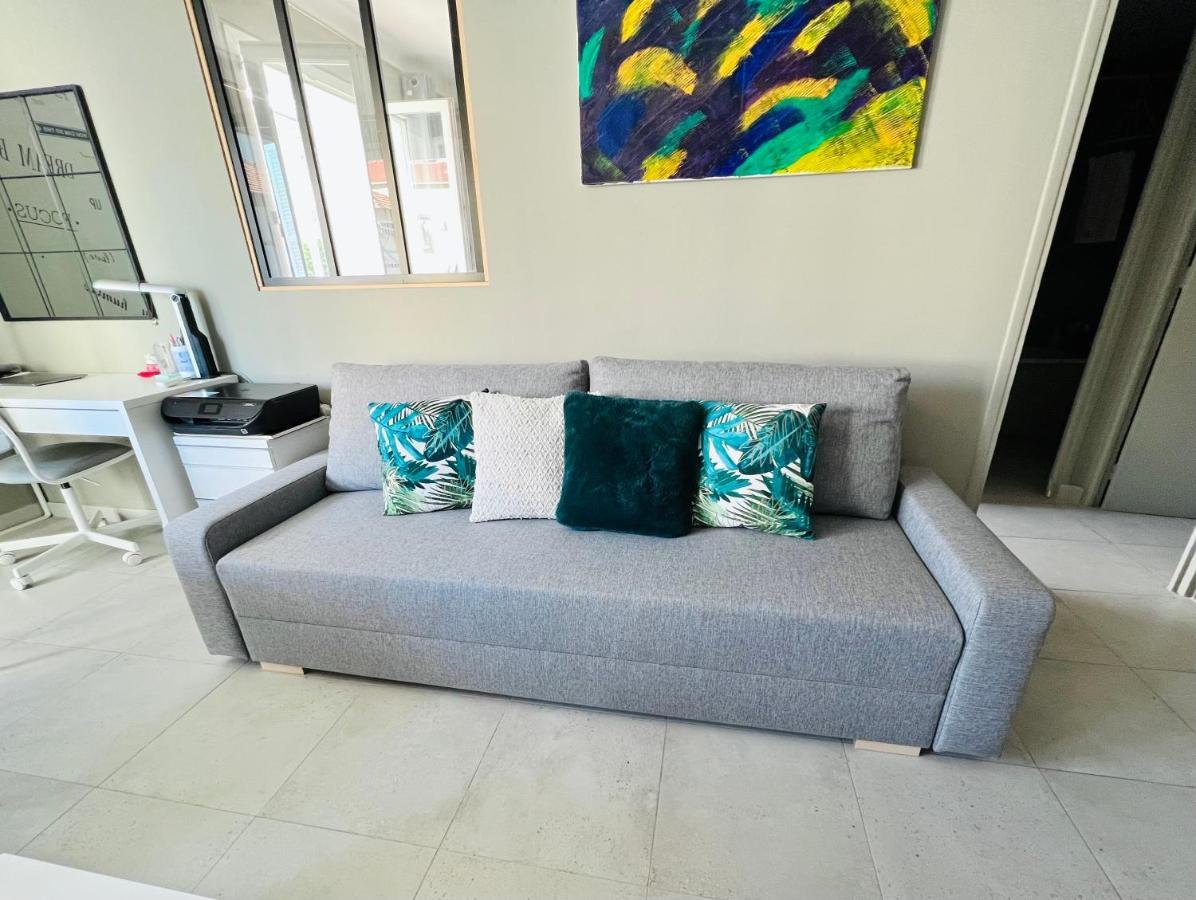 Cozy West Side Balcony Flat: Airport & Beach Proximity Apartment Nice Exterior photo