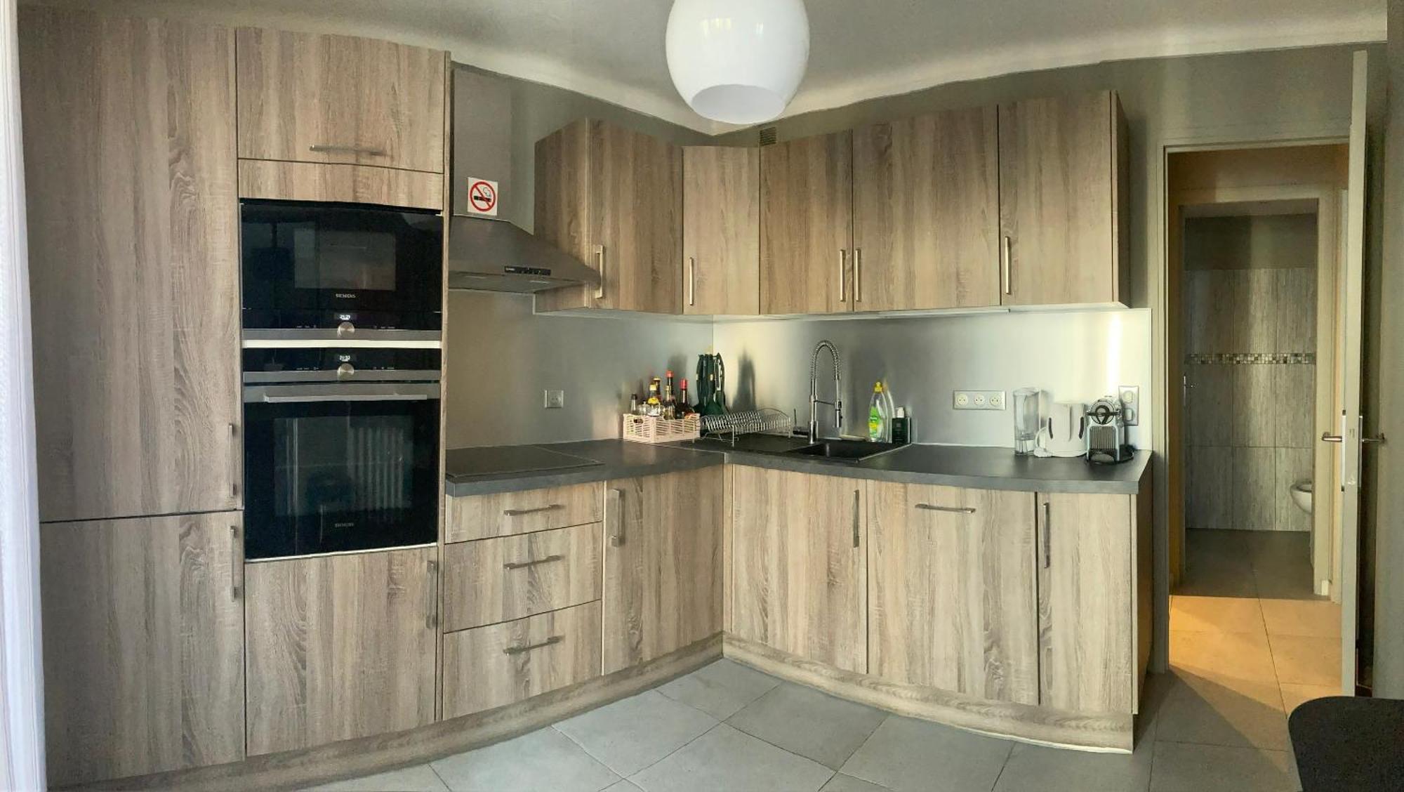 Cozy West Side Balcony Flat: Airport & Beach Proximity Apartment Nice Exterior photo