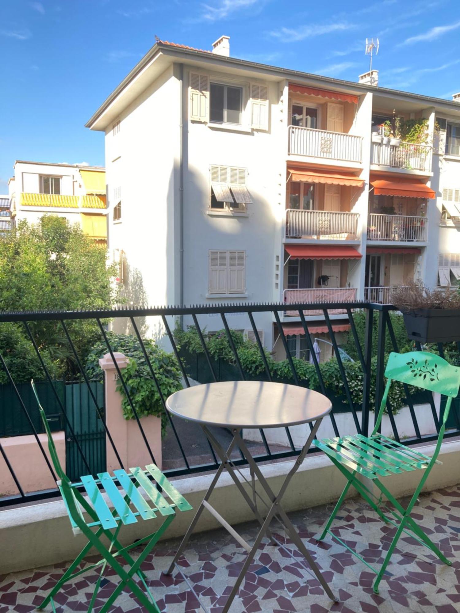 Cozy West Side Balcony Flat: Airport & Beach Proximity Apartment Nice Exterior photo