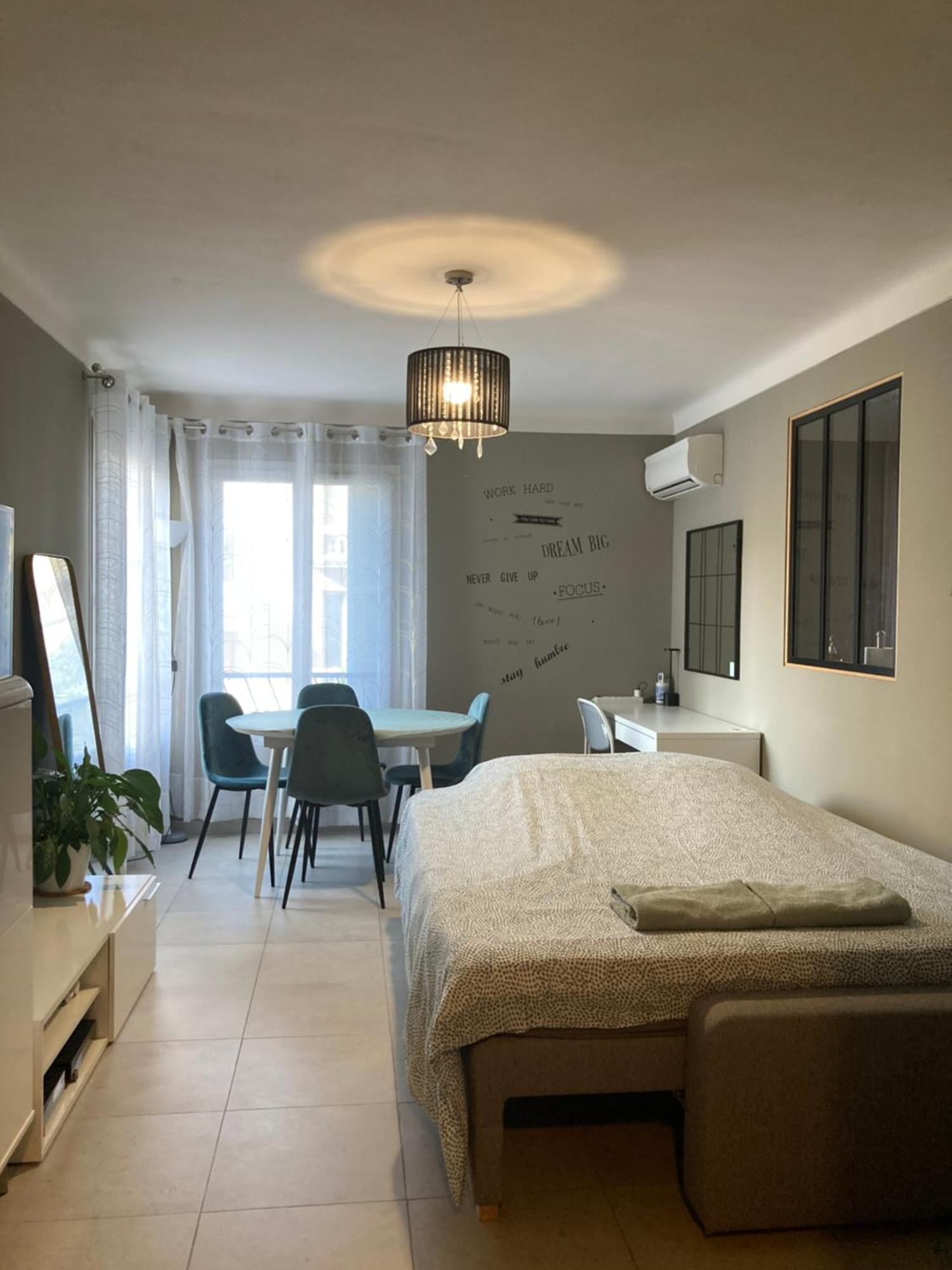 Cozy West Side Balcony Flat: Airport & Beach Proximity Apartment Nice Exterior photo